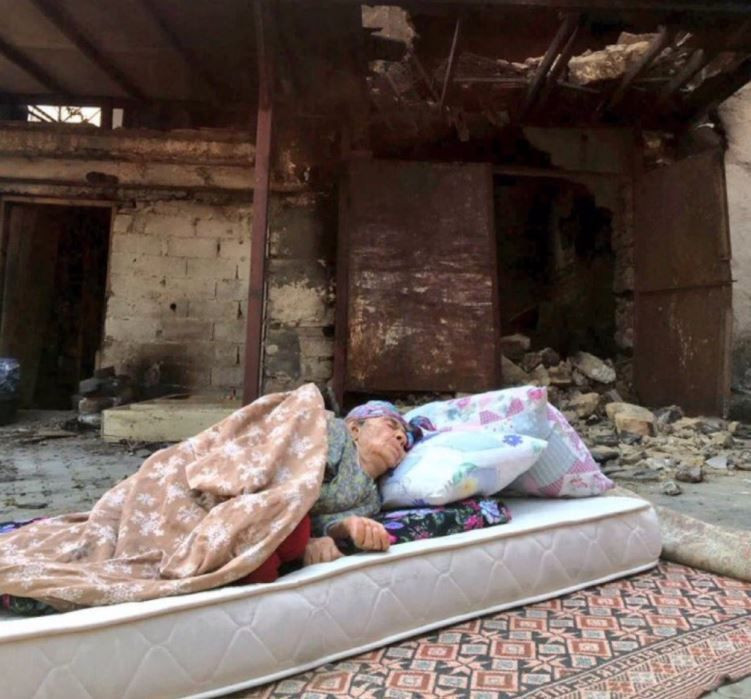 Manavgat yangınında evi yanıp sokakta uyumak zorunda kalan teyzeye Demet Akalın'dan yardım - Resim: 1