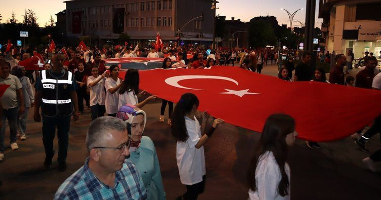 15 Temmuz demokrasi nöbetleri 6. yılında da devam etti! Vatandaşlar meydanlara akın etti - Resim: 1