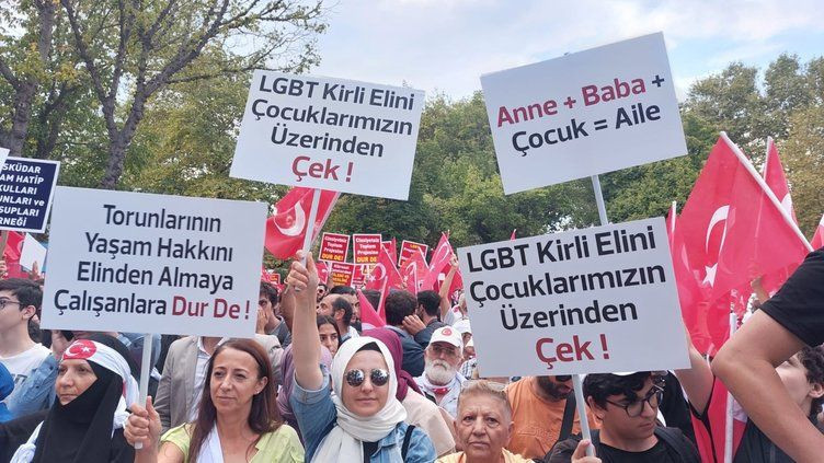 İstanbul'da "LGBT dayatmasına dur de" eylemi! Tuğçe Kazaz: Bir süre sonra çocuklara, bebeklere, ağaçlara geçecek - Resim: 1