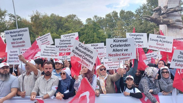 İstanbul'da "LGBT dayatmasına dur de" eylemi! Tuğçe Kazaz: Bir süre sonra çocuklara, bebeklere, ağaçlara geçecek - Resim: 2