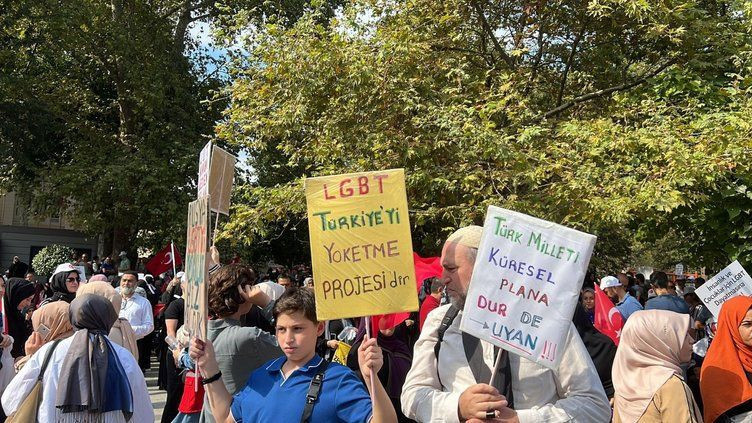 İstanbul'da "LGBT dayatmasına dur de" eylemi! Tuğçe Kazaz: Bir süre sonra çocuklara, bebeklere, ağaçlara geçecek - Resim: 3