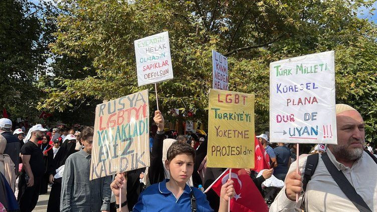 İstanbul'da "LGBT dayatmasına dur de" eylemi! Tuğçe Kazaz: Bir süre sonra çocuklara, bebeklere, ağaçlara geçecek - Resim: 4