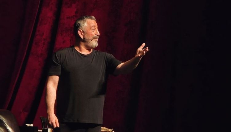 Cem Yılmaz'dan nafaka tepkisi! "Benimki nafaka değil..." - Resim: 1