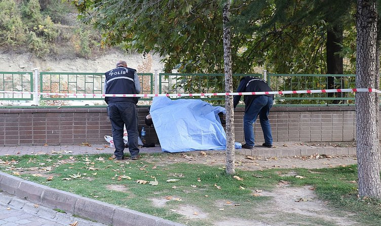 İki şişe kolonya içti olduğu yere yığıldı - Resim: 4