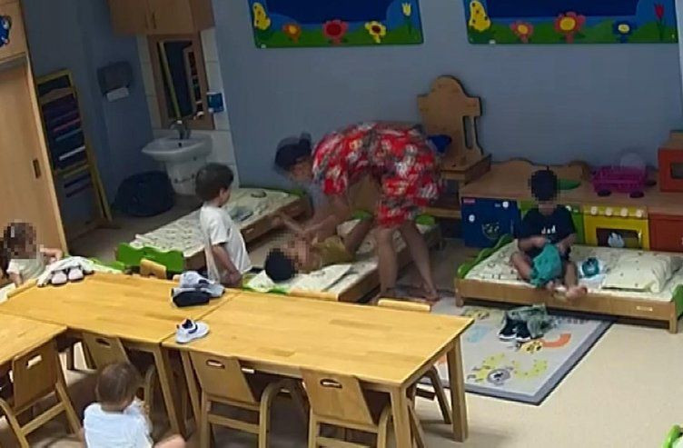 Kreşte çocuklara dayak kamerada! Kafasına baza ile vurup karanlık odaya kapatmışlar - Resim: 3