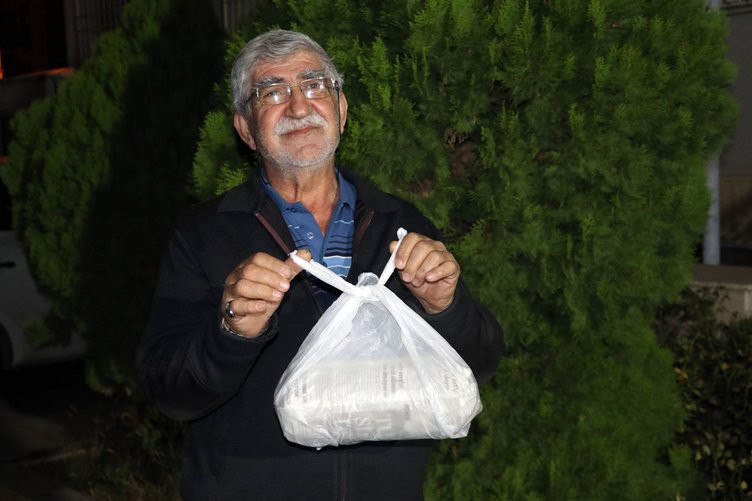 Dolandırıcıları kağıt peçete ile kandırdı - Resim: 3