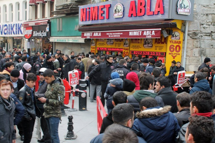 Kimdir bu Nimet Abla herkes buradan bilet alıyor bir de gerçek ismine bakın! - Resim: 1