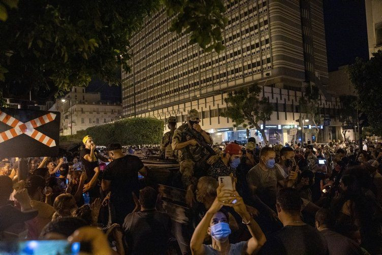 Cumhurbaşkanı askerlerle birlikte darbe yaptı! Başbakan ve Meclis'i görevden aldı - Resim: 3