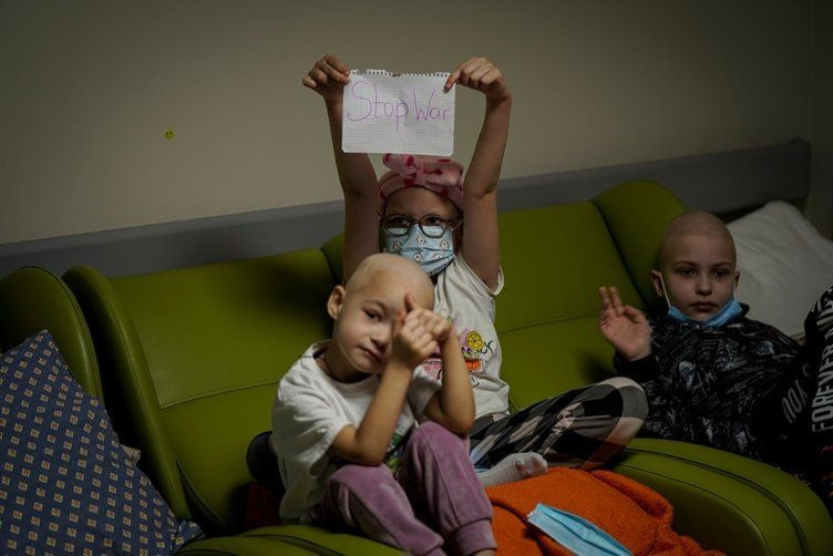 Kanserli çocuklar sığınaklara kaçırıldı! Onbinlerce çocuk her gece bombaların altında uyuyor - Resim: 3