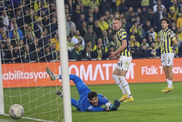 Fenerbahçe Galatarasay derbisinde olay görüntüler... - Resim: 1
