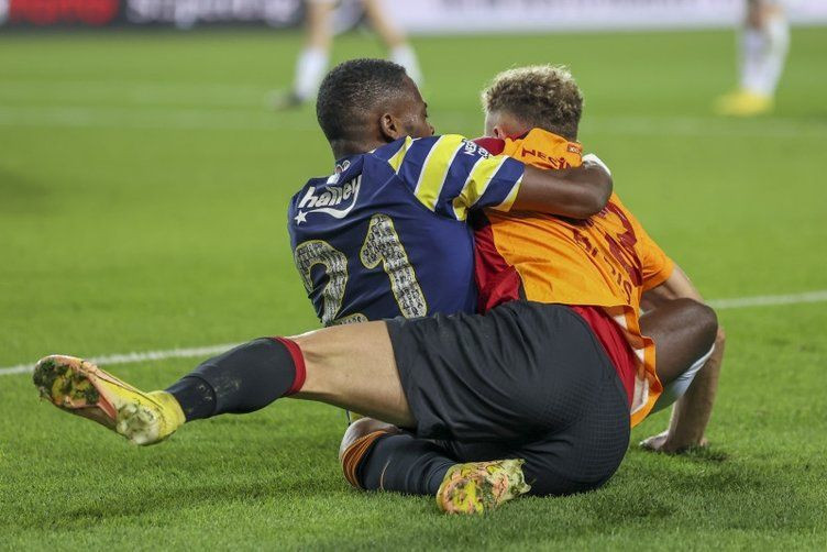 Fenerbahçe Galatarasay derbisinde olay görüntüler... - Resim: 2