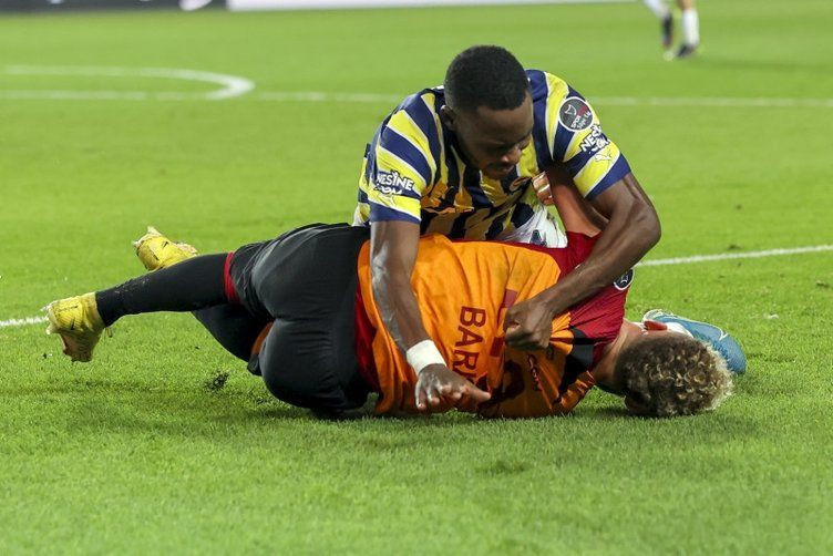 Fenerbahçe Galatarasay derbisinde olay görüntüler... - Resim: 3