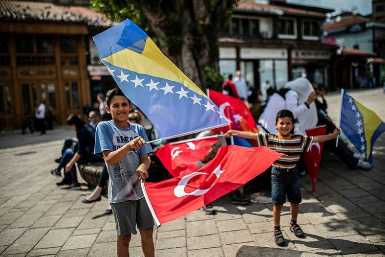 Sınır kapılarında Erdoğan izdihamı! Bosna'dan çarpıcı pankartlar... - Resim: 3