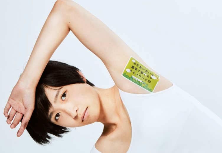 Bu işin sınırı yok! Koltuk altlarını reklam panosu olarak kiraladılar - Resim: 2