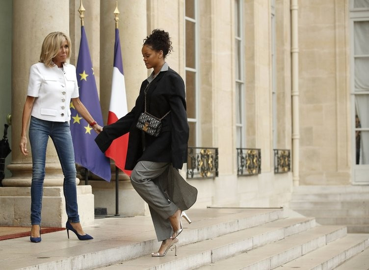 Rihanna giydiği kıyafet ile olay oldu - Resim: 2