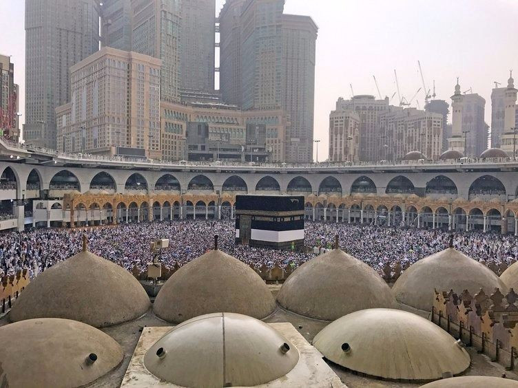 Kabe'de nadir görülen olay! Hacılar büyük mutluluk yaşadı - Resim: 1