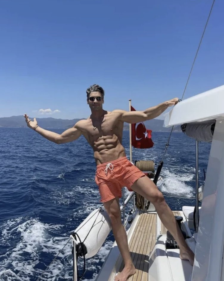 Oyuncu Şükrü Özyıldız kaslarını paylaştı! Takipçileri kayıtsız kalamadı... - Resim: 3