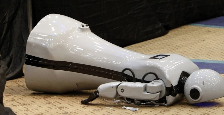 Kendisini müziğin ritmine kaptıran Konyalı robot sahneden düştü - Resim: 3