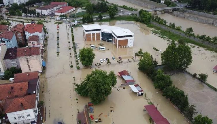 Evleri boşaltın sel var durum fena! Meteoroloji 'en tehlikeli gün' diyor Samsun Kastamonu, Bartın... - Resim: 1