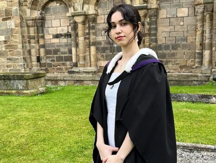 Kayahan'ın kızından büyük başarı! O üniversiteyi bitirdi... - Resim: 1