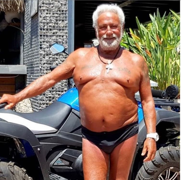 Fedon'dan slip mayo açıklaması: Göbeğim sarkıyormuş, 75 yaşındayım! - Resim: 1