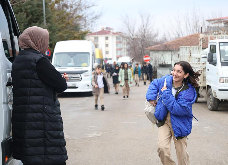 Şoför bulamayınca direksiyona kendisi geçti, erkeklere taş çıkartıyor - Resim: 4