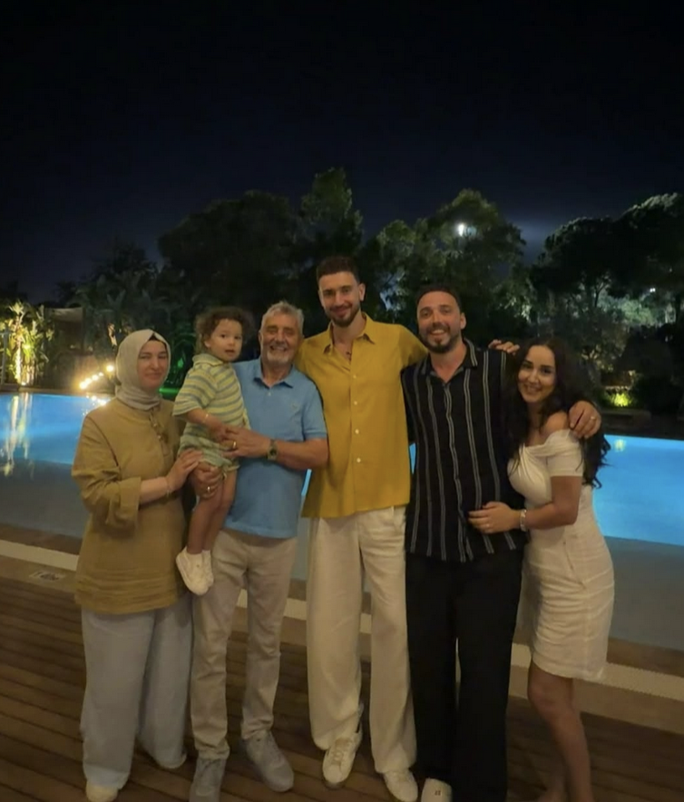 Adını altın harflerle yazdırmıştı! Alperen Şengün aile tatilinde... - Resim: 4
