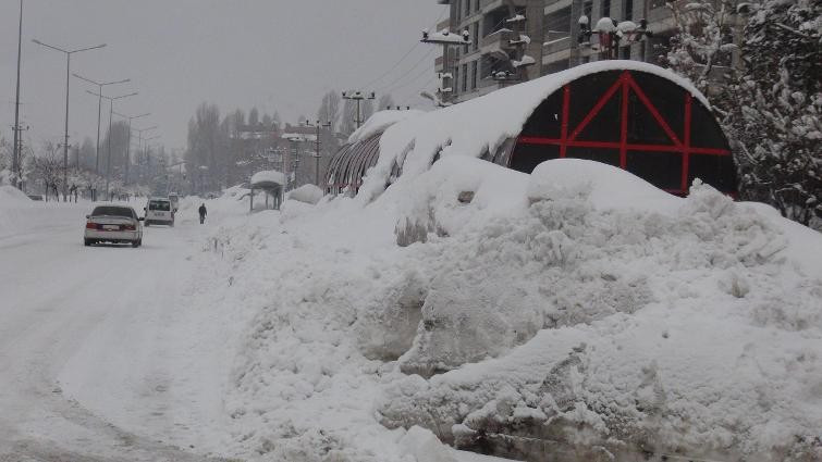 Bitlis'te yoğun kar 210 köy yolu kapandı - Resim: 4
