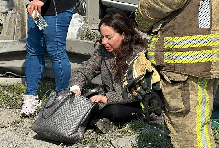 Kazadan burnu bile kanamadan kurtulan kadın aracına bakıp hüngür hüngür ağladı - Resim: 1
