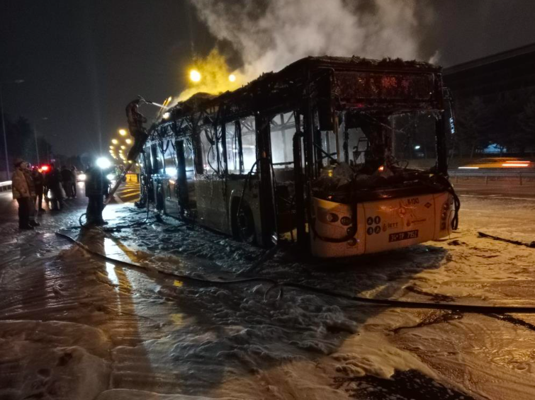 TEM'de korkunç olay! Seyir halindeki İETT otobüsü alev alev yandı - Resim: 3