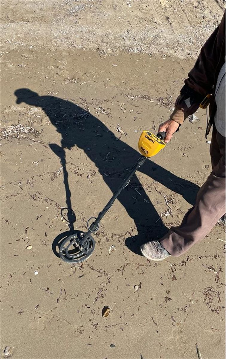 Antalya'da "plaj definecileri" iş başında! En çok buldukları şey Rus parası - Resim: 1