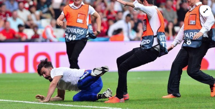 Liverpool Chelsea maçında sahaya giren Youtuber Ali Abdüsselam Yılmaz'a büyük darbe - Resim: 3