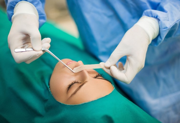 Kayseri'de etek altı rezaleti! Güzellik merkezinde üzerini değiştiren kız çığlığı bastı - Resim: 1