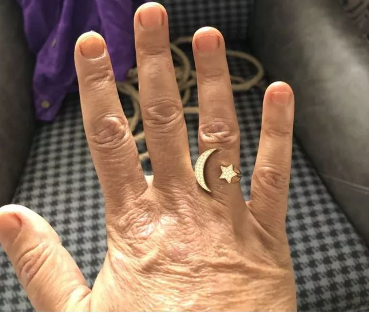 Yıldız Tilbe yüzük gösterirken yakalandı 'Tırnaklarını mı yiyorsun' - Resim: 2