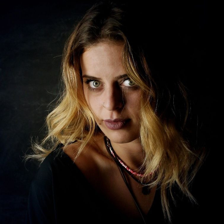 Başak Onay'ın LGBT fotoğrafları Karamürsel'i karıştırdı: Polis eşliğinde dışarı çıkıyor - Resim: 3