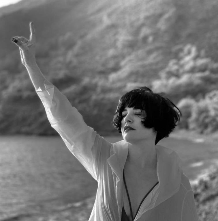 Gonca Vuslateri'ye sosyal medyada 'bayrak' linci.: K.çını dönüp yatmışsın! - Resim: 1