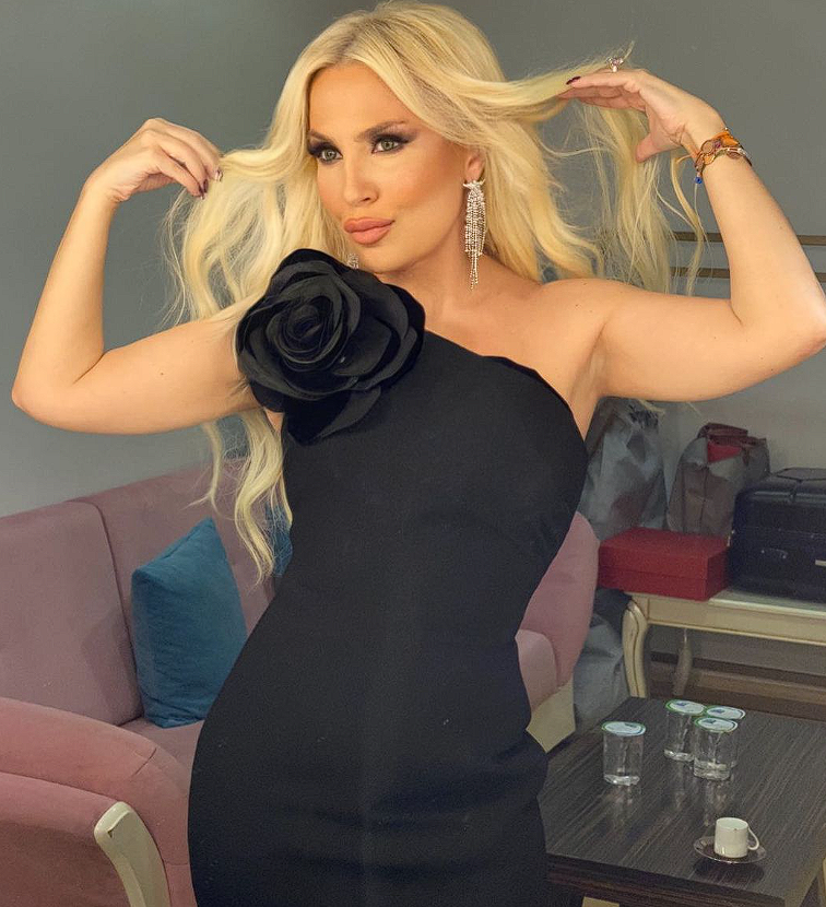 Lerzan Mutlu şeffaf bluzu ve sütyeniyle dikkat çekti! "Çok küçükmüş" yorumu kızdırdı - Resim: 1