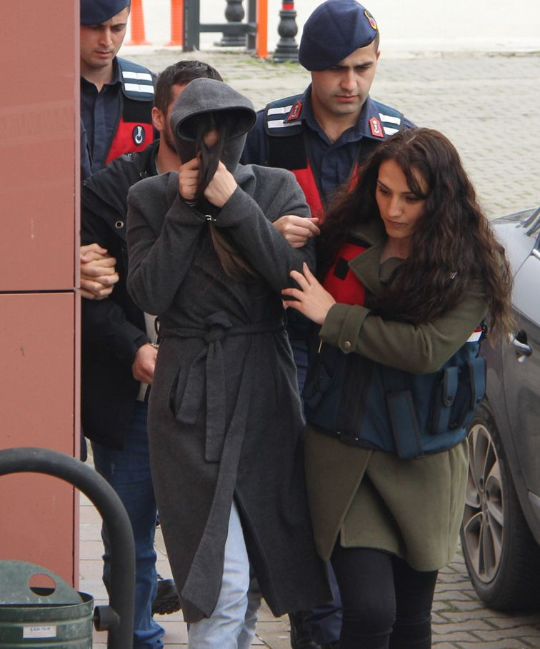 Emre Aşık’ın eşi Yağmur Aşık cezaevi firarisiyle aynı arabada yakalandı  - Resim: 4