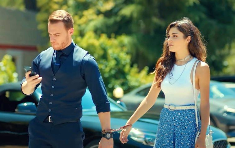 Diriliş Ertuğrul'un yıldızı Sen Çal Kapımı dizisine transfer oldu! Hande Erçel'in yeni rol arkadaşı şaşırttı - Resim: 2