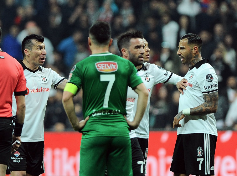 Medel, Quaresma'nın ensesine tokadı patlattı - Resim: 3