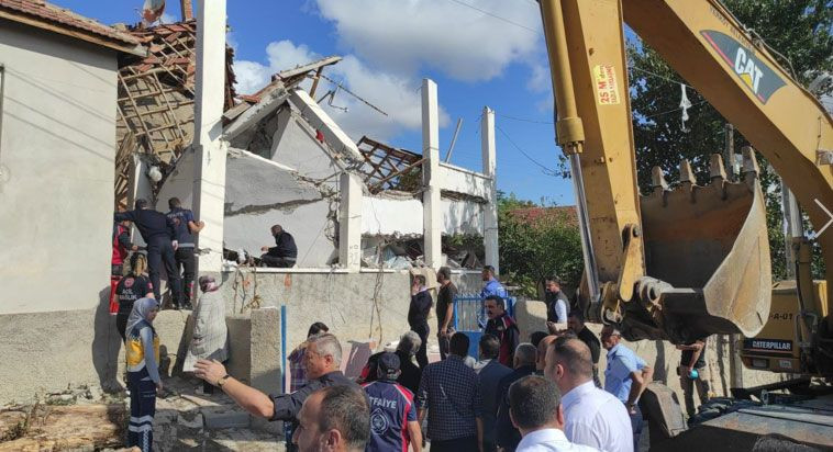 Yozgat'ta doğal gaz patladı! 2 katlı ev çöktü görüntüler feci - Resim: 4