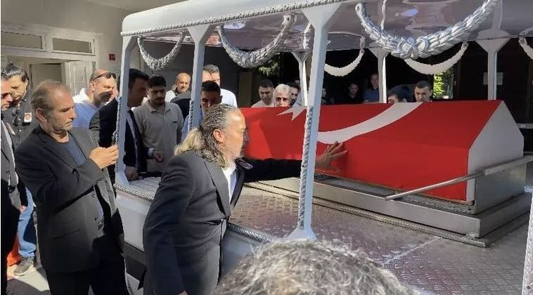 Cüneyt Arkın'ın cenazesinde eşi ve oğulları perişandı! Ünlüler akın etti kızı gelmedi - Resim: 2