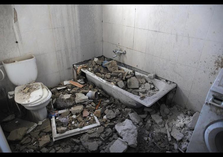 Gazzeli aile bombadan kıl payı kurtuldu - Resim: 4