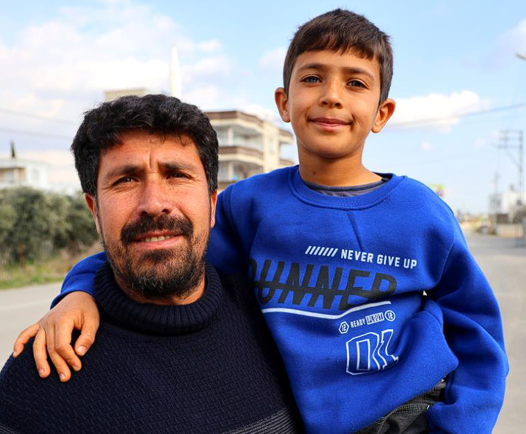 Gözünü görenler hayrete düşüyor! Adanalı çocuk hayata çift renk bakıyor! Doktor, dedeye demiş ki... - Resim: 1