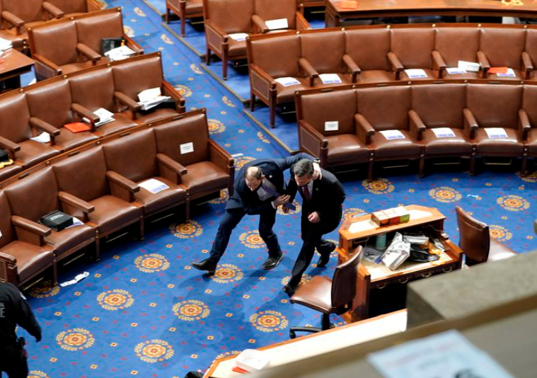 Amerika karıştı! Donald Trump'ın destekçileri kongre binasını bastı - Resim: 4