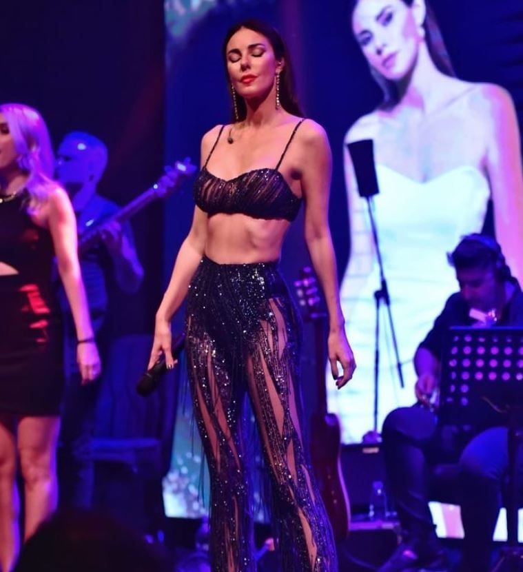 Gülşen, Defne Samyeli, Ece Seçkin, Hülya Avşar... Sahnede transparan yarışı - Resim: 3