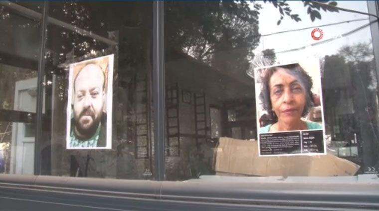 Hatay'ın duvarları 'kayıp' afişleriyle doldu! Kimi annesini, kimi evladını arıyor - Resim: 1