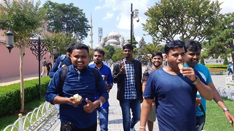 İstanbul'a gelen 3 bin 500 Hintlinin ziyareti renkli başladı - Resim: 3