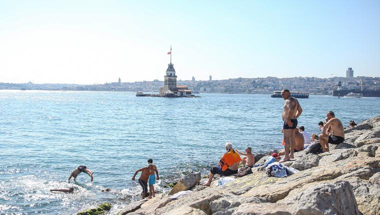 Sıcak havadan bunalan İstanbullular kendini sahile attı - Resim: 4