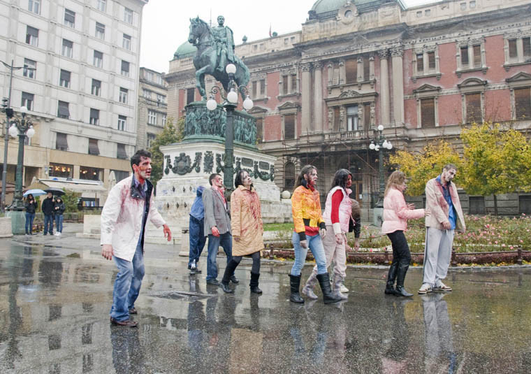 Sırbistan'da renkli zombi yürüyüşü - Resim: 4